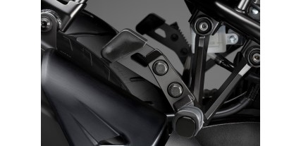 SOPORTE INFERIOR MALETAS LATERALES PLASTICO V-STROM 1050