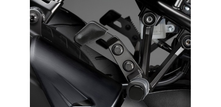 SOPORTE INFERIOR MALETAS LATERALES PLASTICO V-STROM 1050 SOPORTE INFERIOR MALETAS LATERALES PLASTICO V-STROM 1050