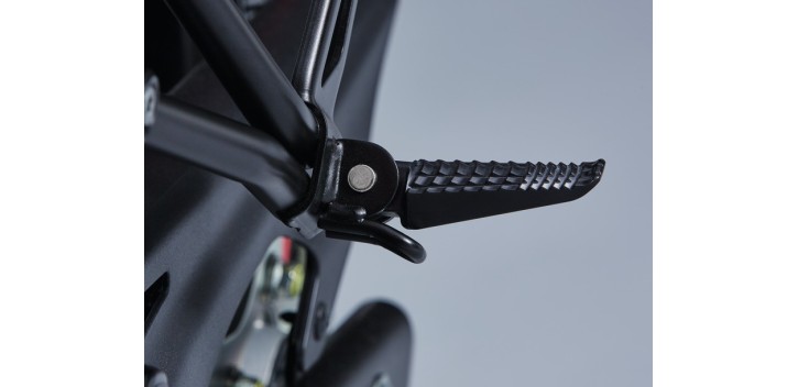 BLACK PILLION FOOT REST BY SUZUKI SV650
